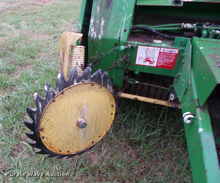 image for item EI9895 1992 John Deere 435 round baler