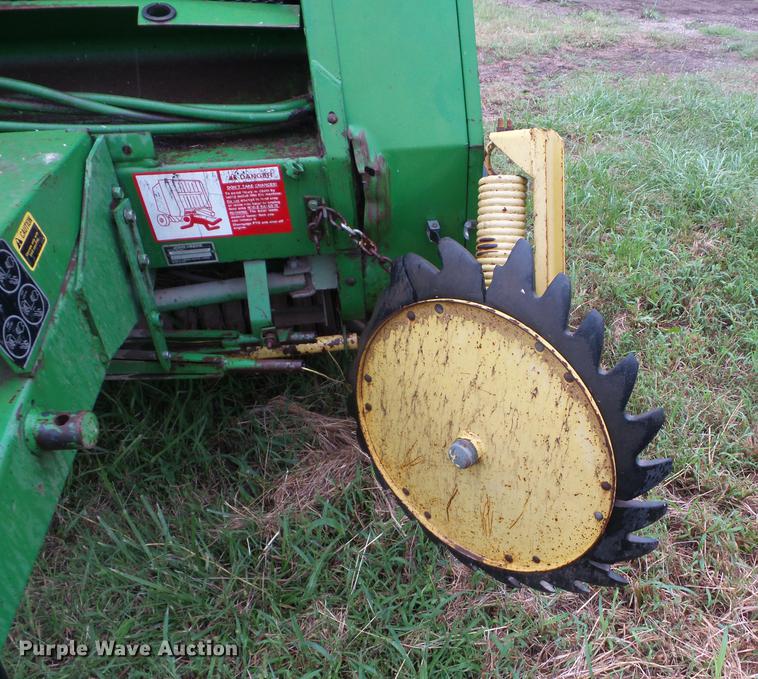 image for item EI9895 1992 John Deere 435 round baler
