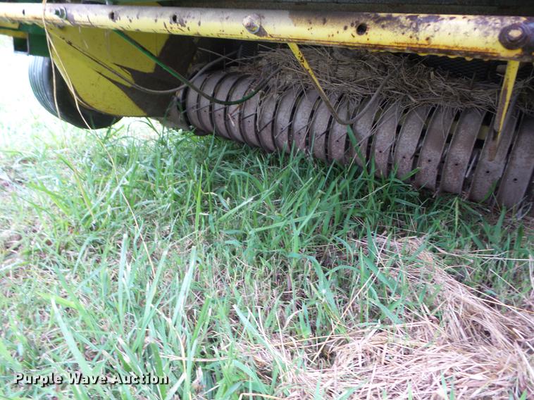 image for item EI9895 1992 John Deere 435 round baler