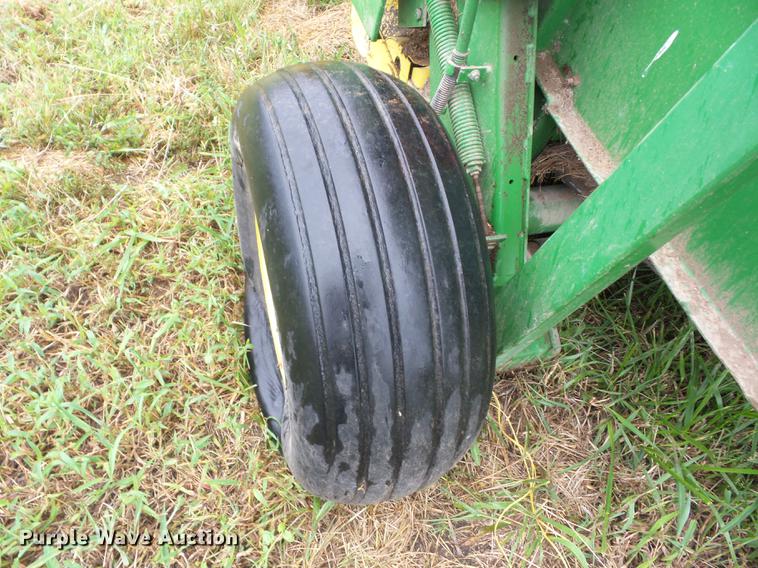image for item EI9895 1992 John Deere 435 round baler