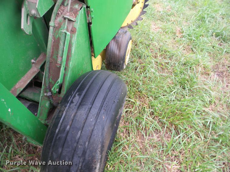 image for item EI9895 1992 John Deere 435 round baler