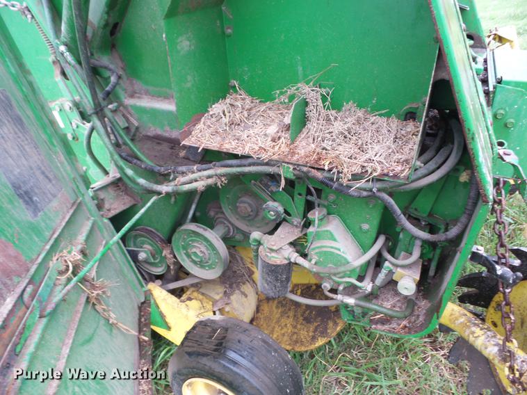 image for item EI9895 1992 John Deere 435 round baler