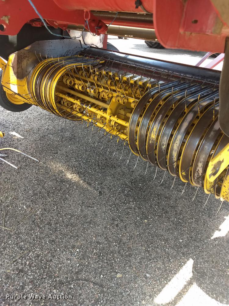 image for item ER9051 2004 New Holland BR780 round baler