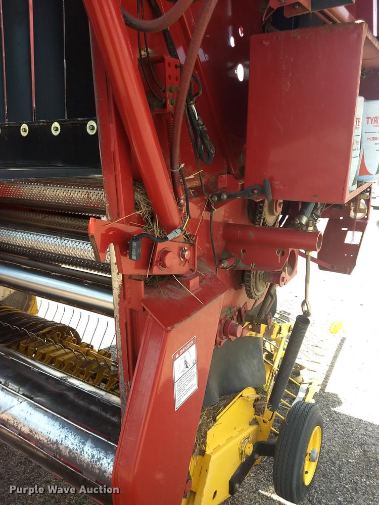 image for item ER9051 2004 New Holland BR780 round baler