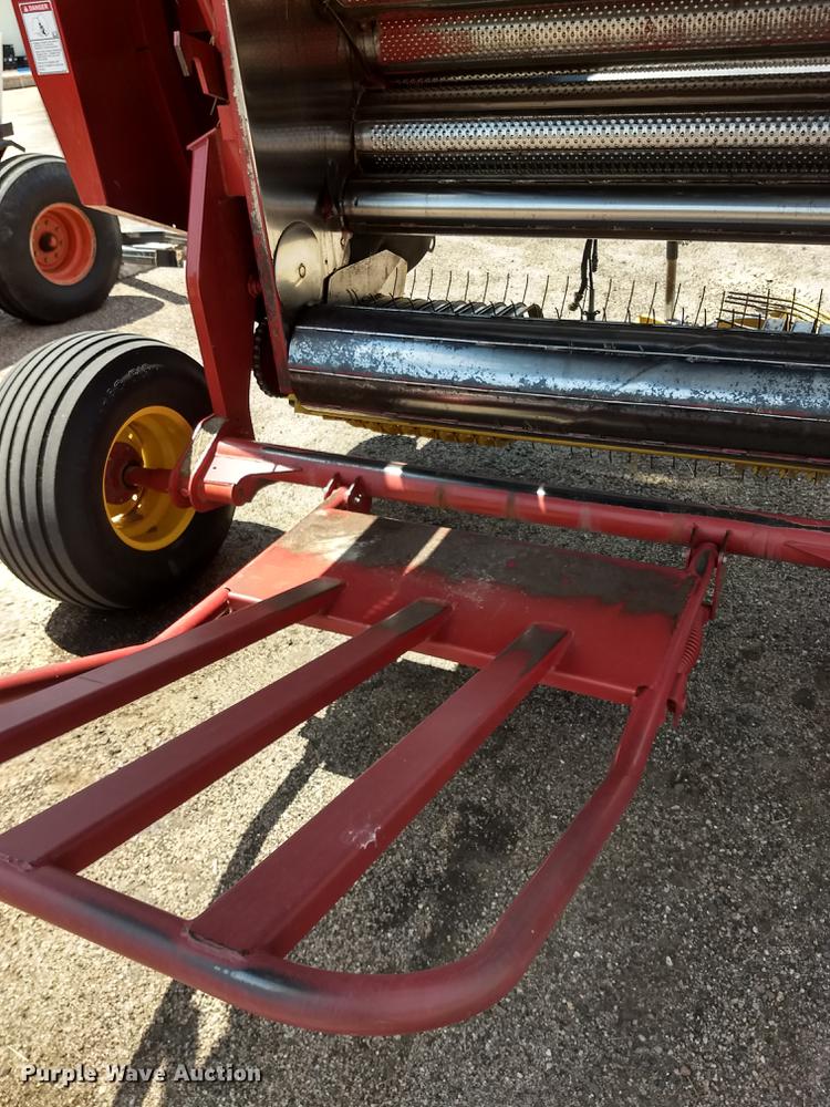 image for item ER9051 2004 New Holland BR780 round baler