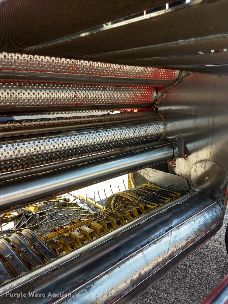 image for item ER9051 2004 New Holland BR780 round baler