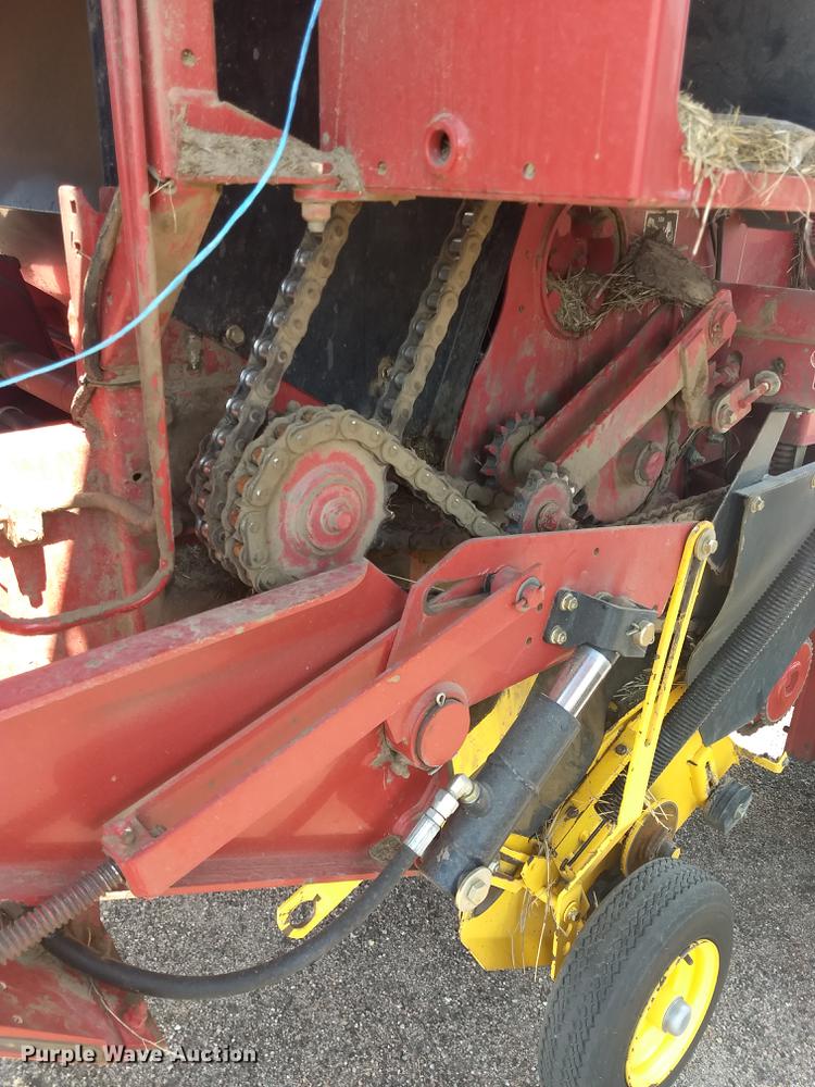 image for item ER9051 2004 New Holland BR780 round baler