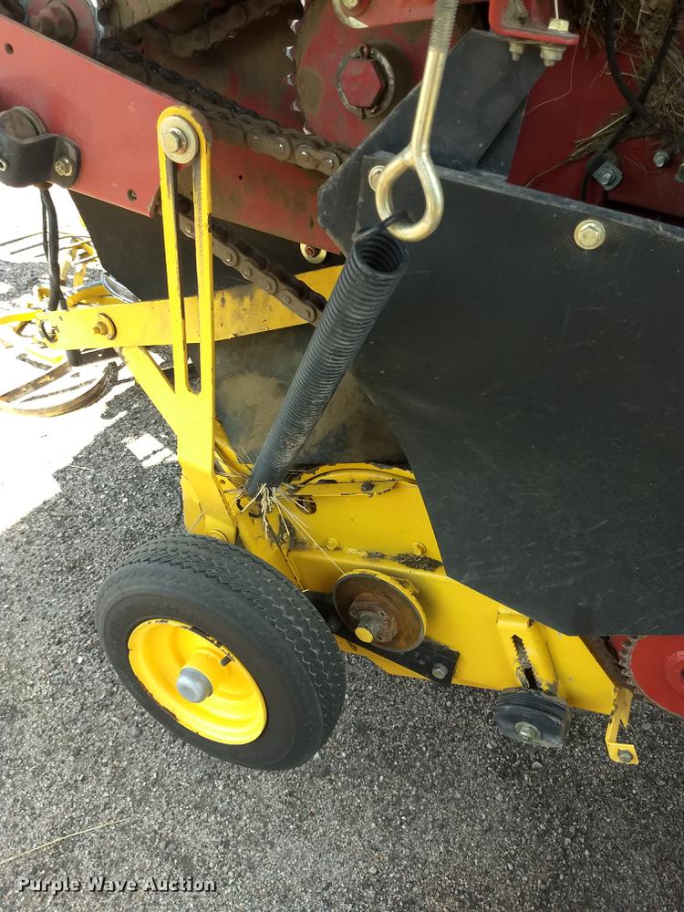 image for item ER9051 2004 New Holland BR780 round baler