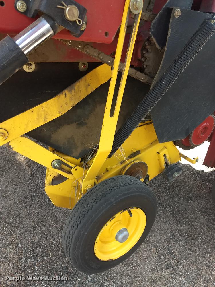 image for item ER9051 2004 New Holland BR780 round baler