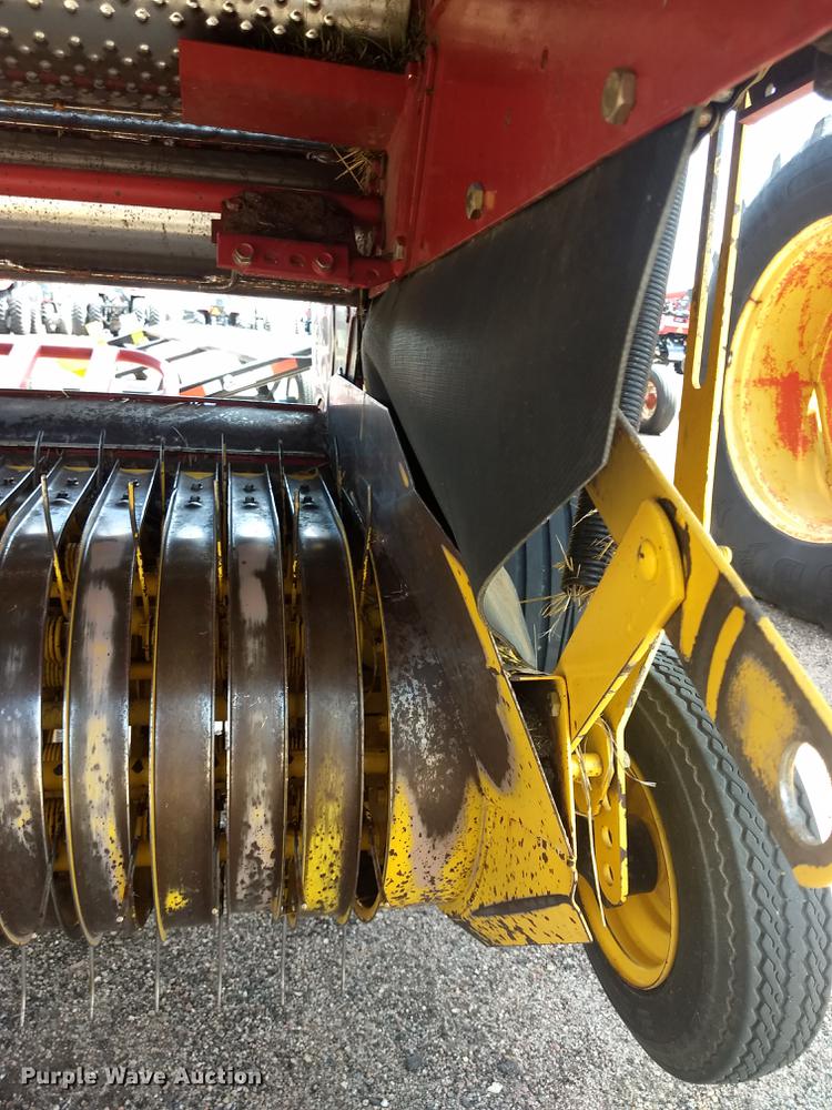 image for item ER9051 2004 New Holland BR780 round baler