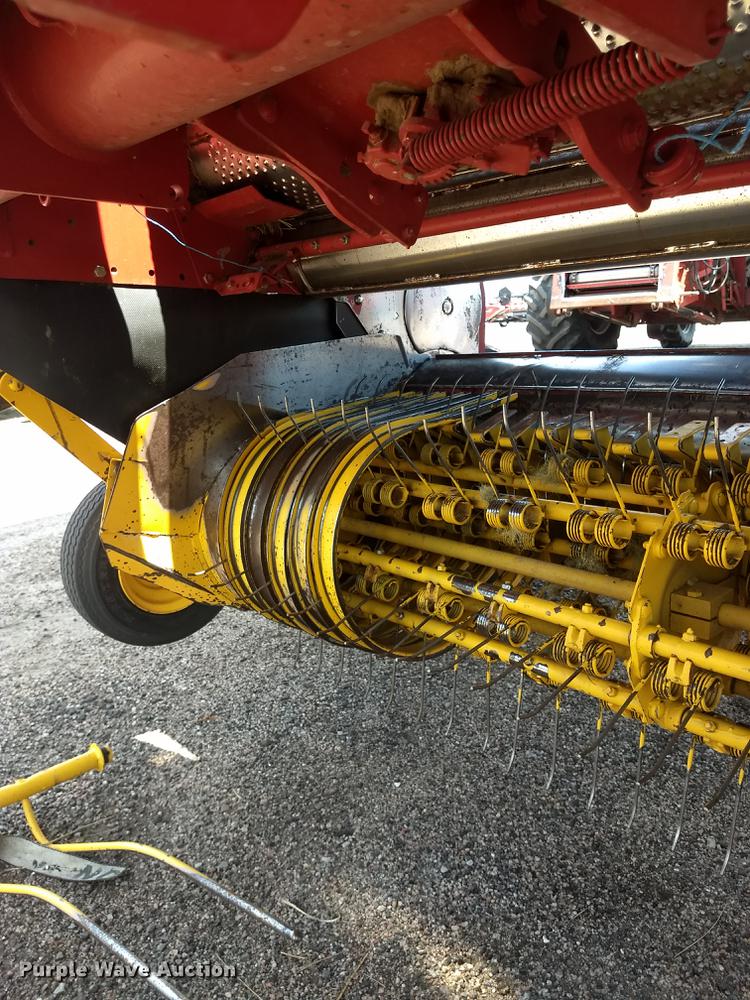 image for item ER9051 2004 New Holland BR780 round baler