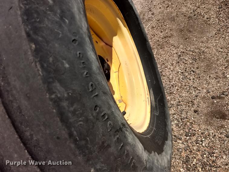 image for item ER9051 2004 New Holland BR780 round baler