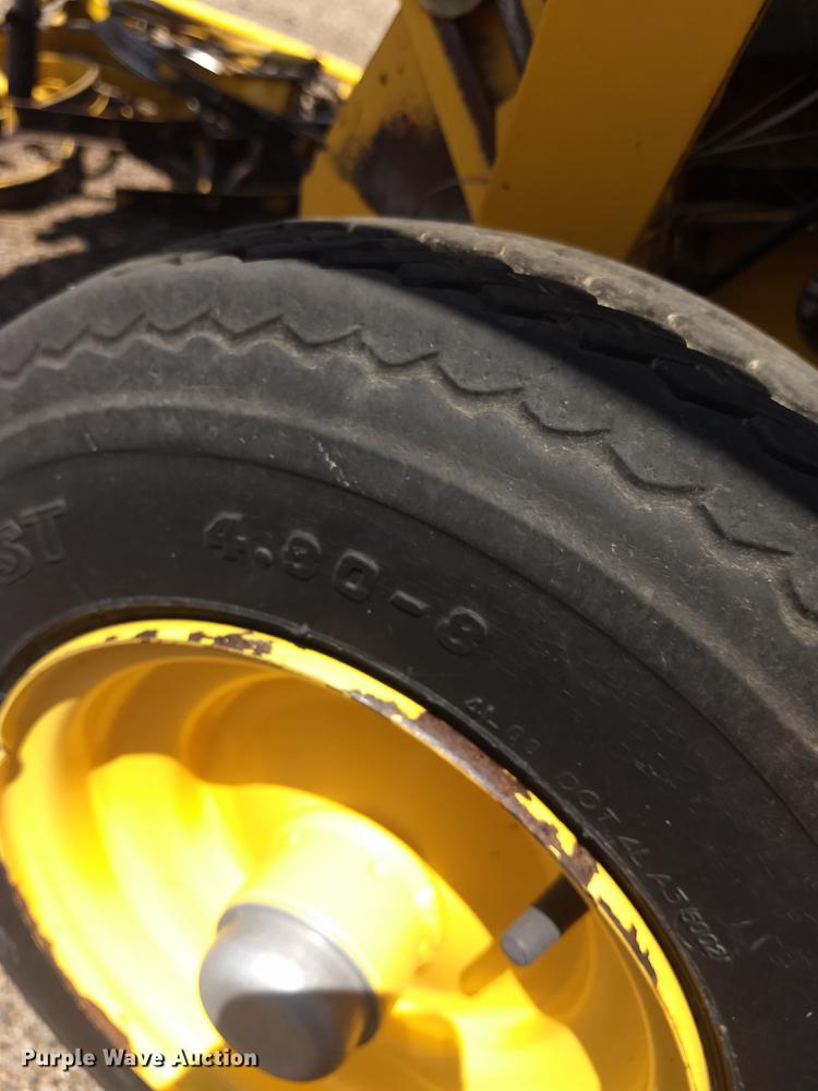 image for item ER9051 2004 New Holland BR780 round baler