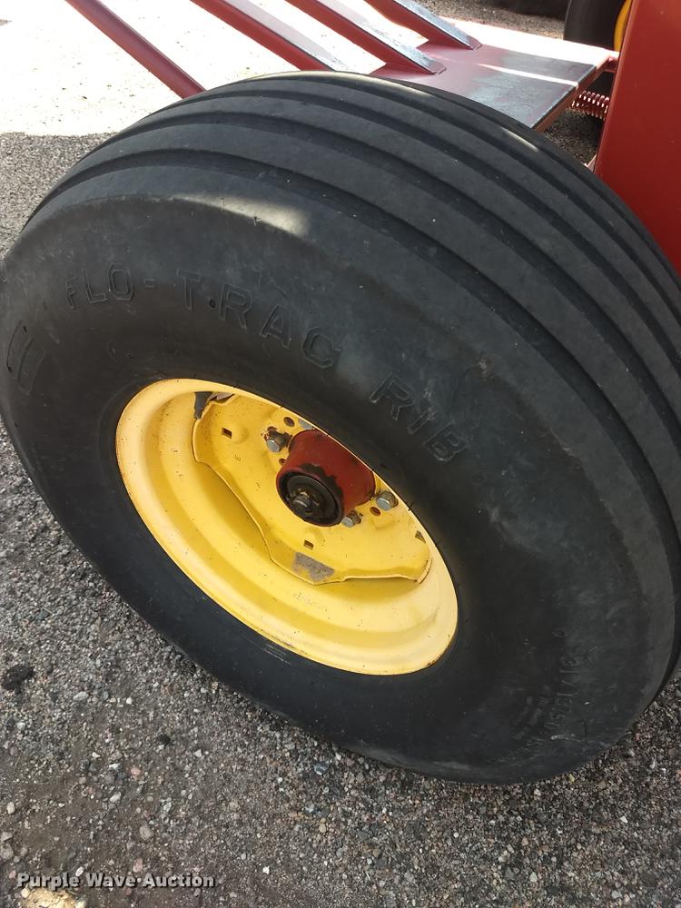 image for item ER9051 2004 New Holland BR780 round baler