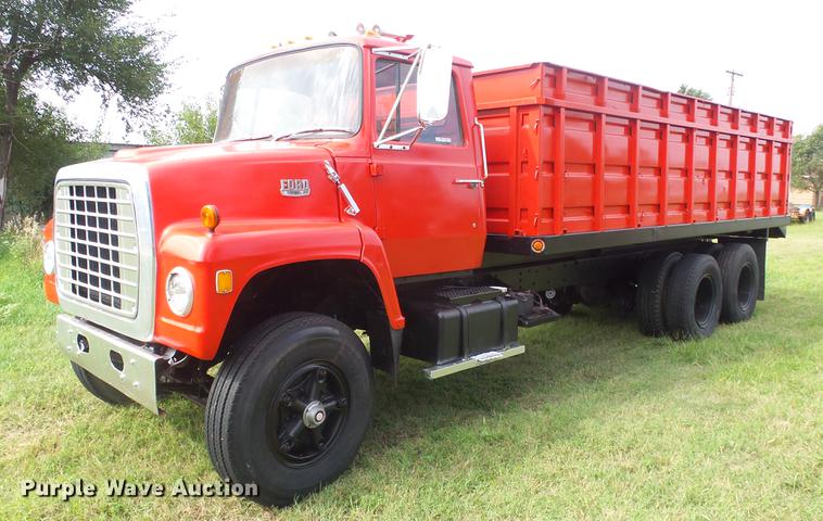 image for item ER9699 1974 Ford W911 grain truck