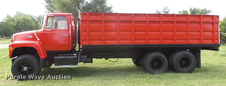 image for item ER9699 1974 Ford W911 grain truck