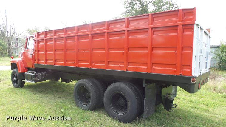 image for item ER9699 1974 Ford W911 grain truck