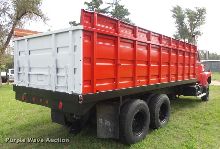 image for item ER9699 1974 Ford W911 grain truck