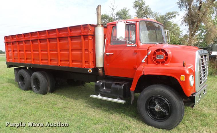 image for item ER9699 1974 Ford W911 grain truck