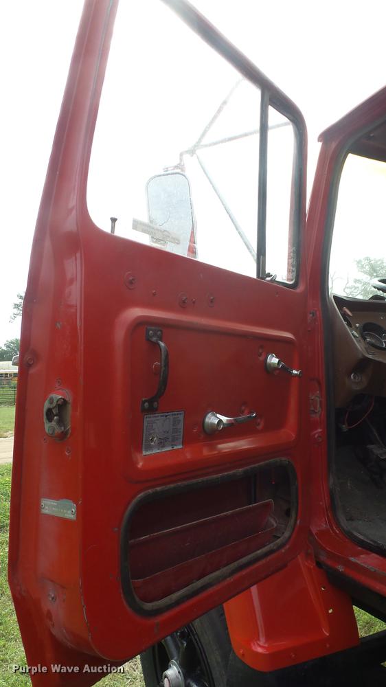 image for item ER9699 1974 Ford W911 grain truck