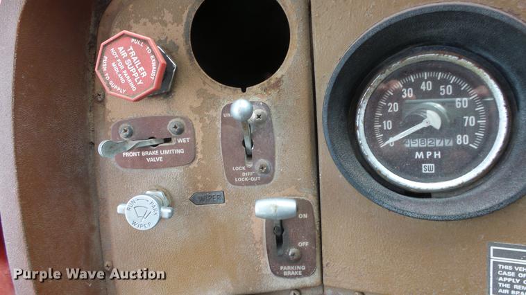 image for item ER9699 1974 Ford W911 grain truck