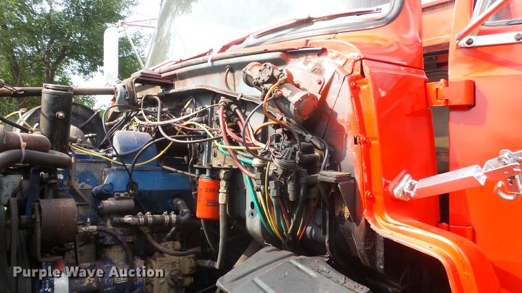 image for item ER9699 1974 Ford W911 grain truck