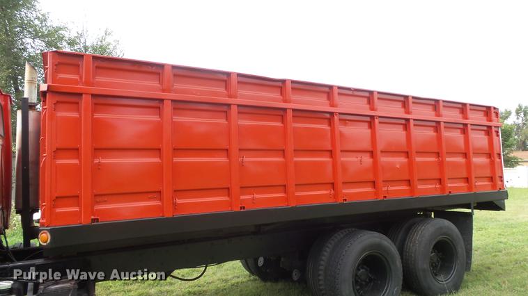 image for item ER9699 1974 Ford W911 grain truck