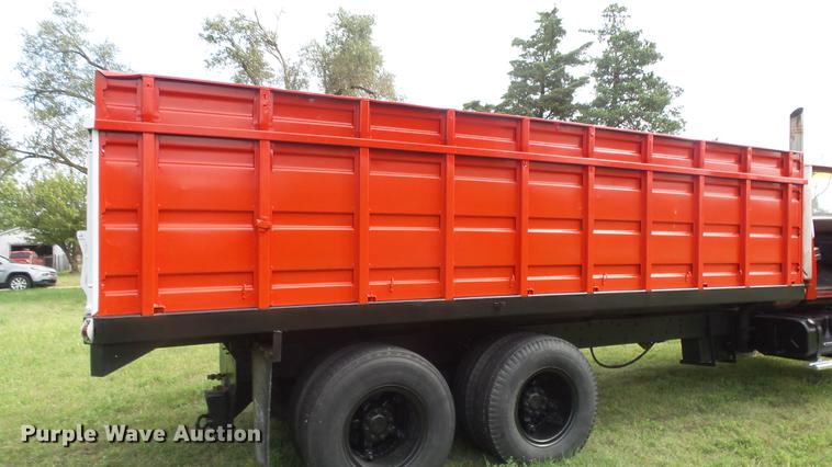 image for item ER9699 1974 Ford W911 grain truck