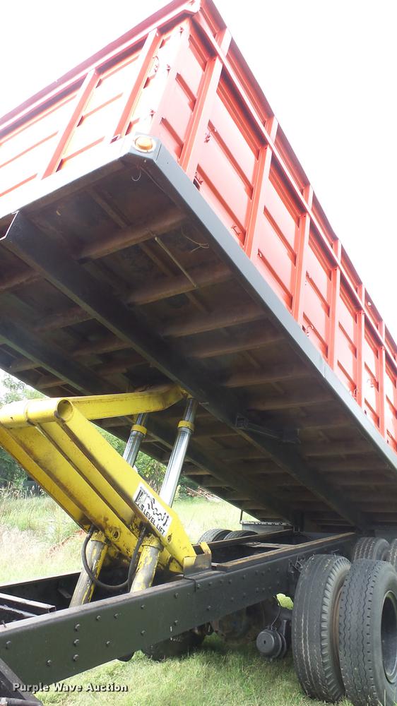 image for item ER9699 1974 Ford W911 grain truck