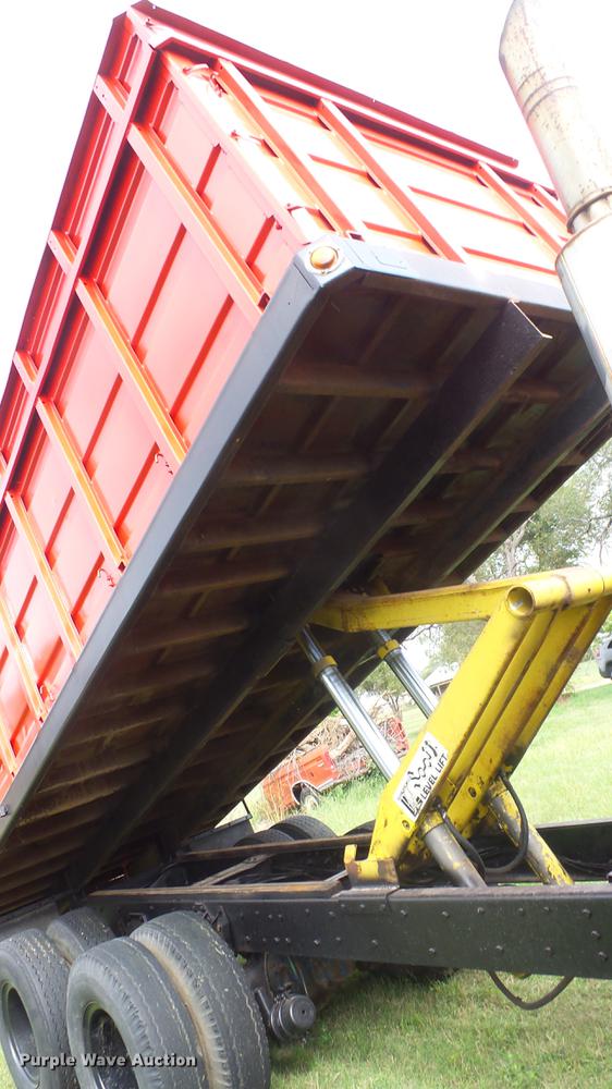 image for item ER9699 1974 Ford W911 grain truck