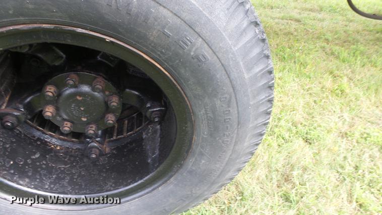 image for item ER9699 1974 Ford W911 grain truck