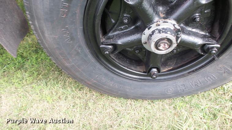 image for item ER9699 1974 Ford W911 grain truck