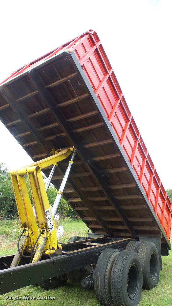 image for item ER9699 1974 Ford W911 grain truck