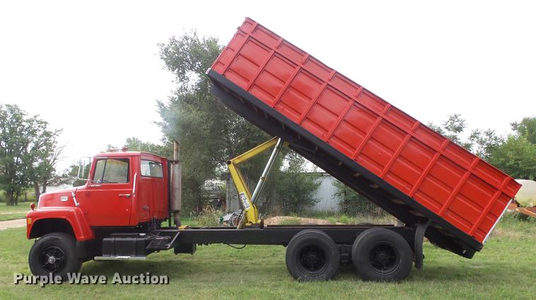 image for item ER9699 1974 Ford W911 grain truck