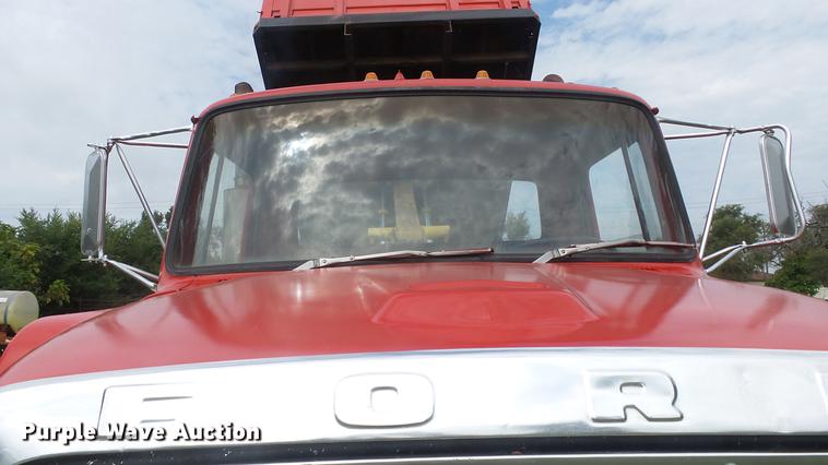 image for item ER9699 1974 Ford W911 grain truck