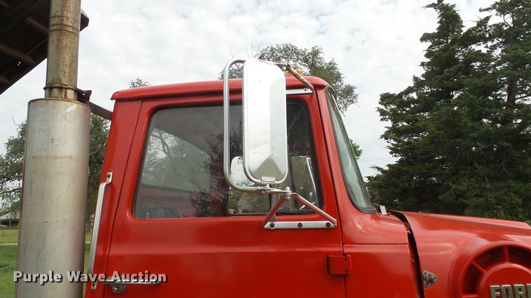 image for item ER9699 1974 Ford W911 grain truck