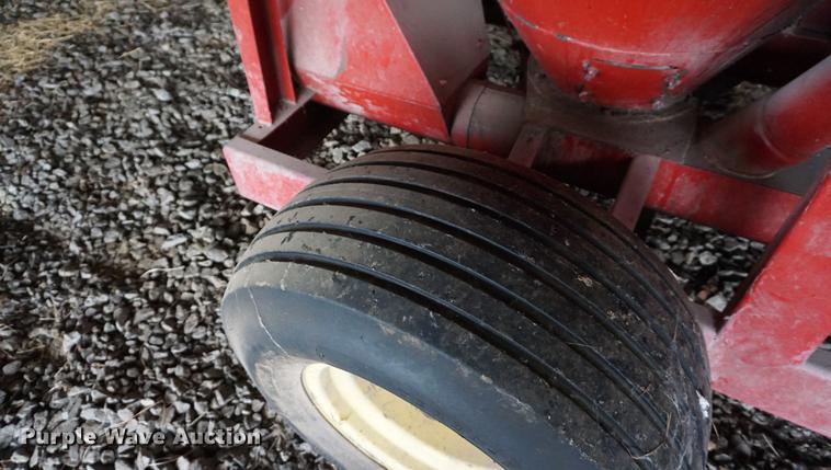 image for item ES9922 New Holland 354 grinder/mixer