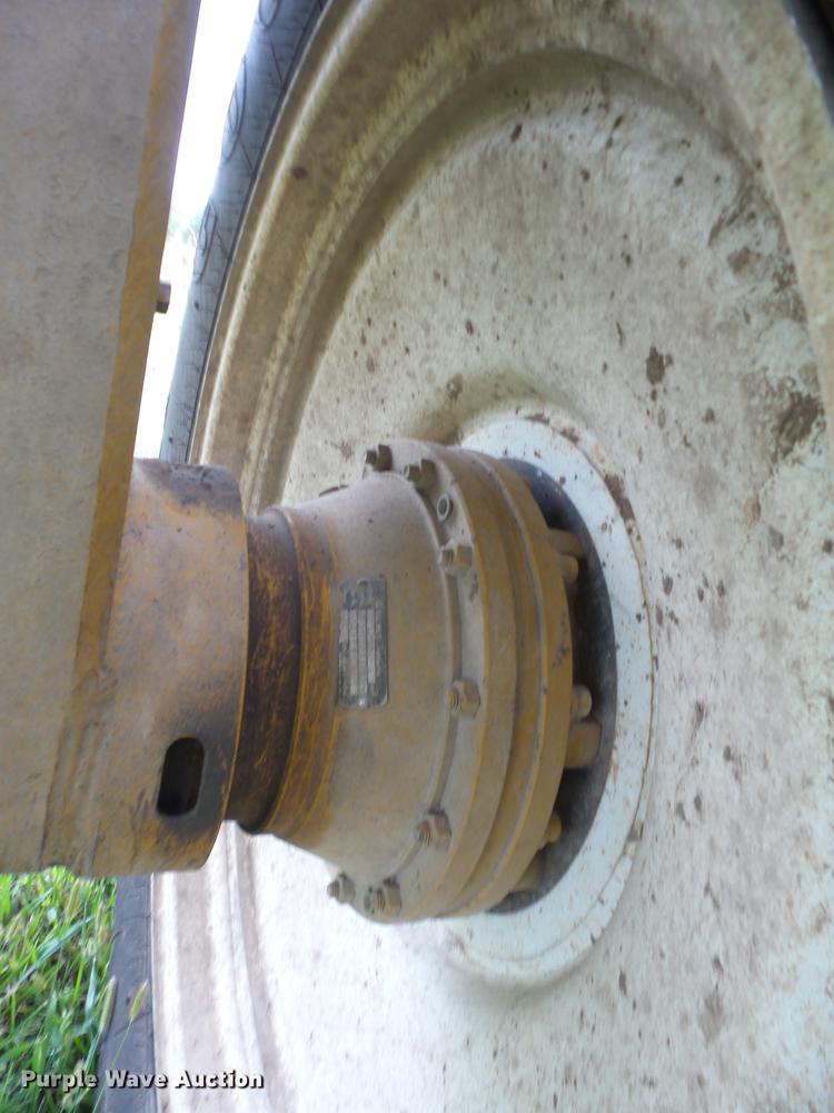 image for item K6255 1994 Ag-Chem RoGator 664 sprayer