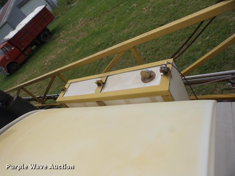 image for item K6255 1994 Ag-Chem RoGator 664 sprayer