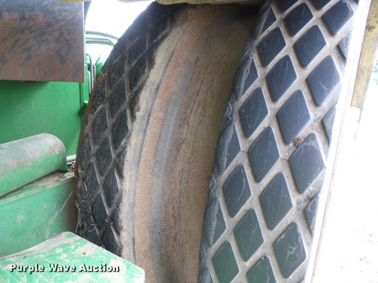 image for item K6256 2002 John Deere 9520T tractor