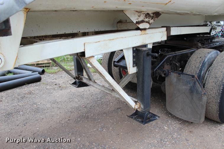 image for item BE9315 1984 Clement H22623BT end dump trailer