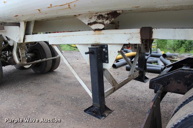 image for item BE9315 1984 Clement H22623BT end dump trailer