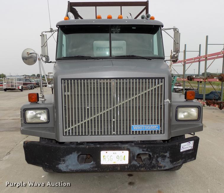 image for item DB8643 1993 White GMC WG64T semi truck