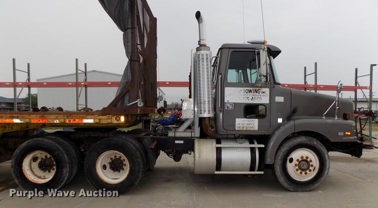 image for item DB8643 1993 White GMC WG64T semi truck