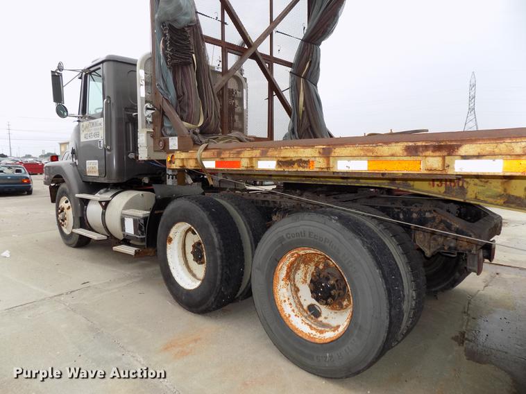 image for item DB8643 1993 White GMC WG64T semi truck