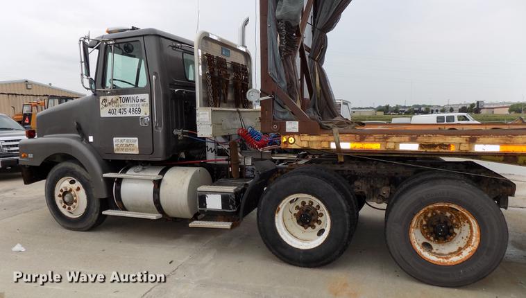 image for item DB8643 1993 White GMC WG64T semi truck