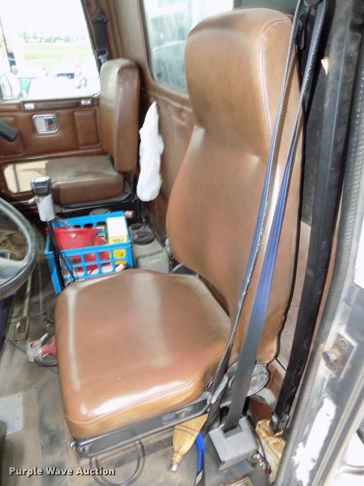 image for item DB8643 1993 White GMC WG64T semi truck