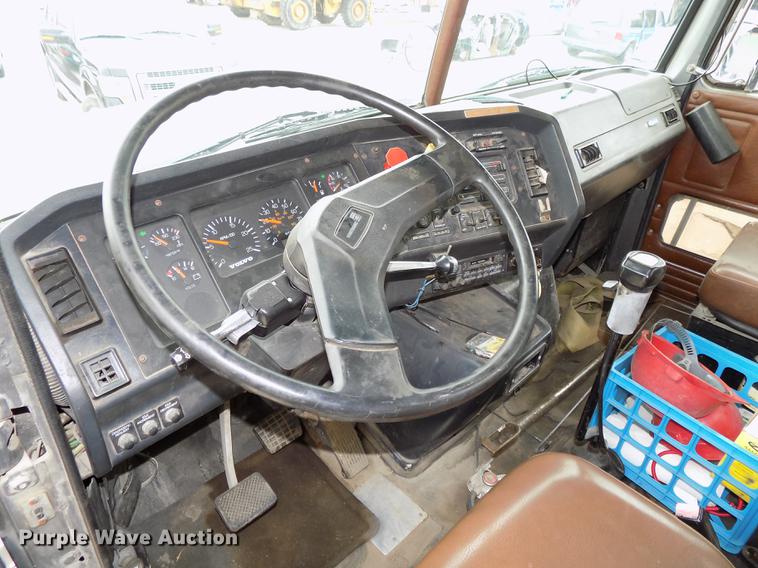 image for item DB8643 1993 White GMC WG64T semi truck