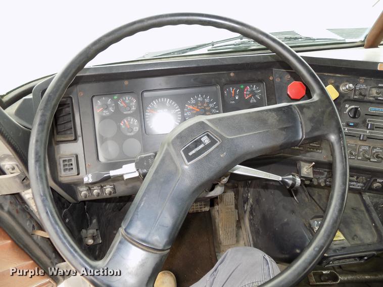 image for item DB8643 1993 White GMC WG64T semi truck