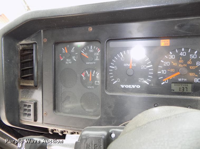 image for item DB8643 1993 White GMC WG64T semi truck